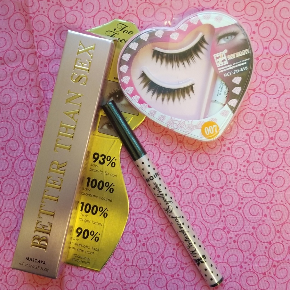 *SOLD*Too faced mascara with extras!